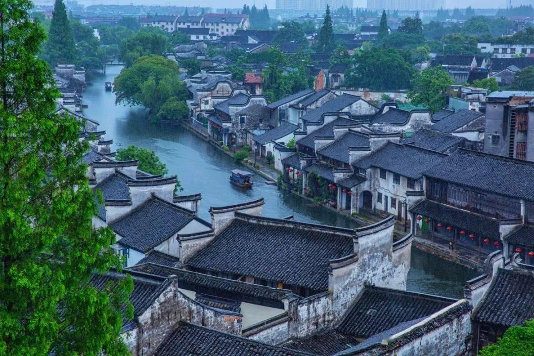 男子边打电话边救人，徒手接住坠楼孩子